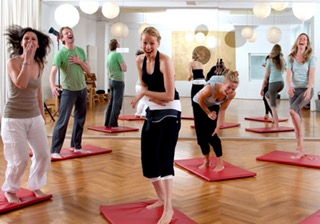 Gemeinsames Lachyoga in einer Gruppe
